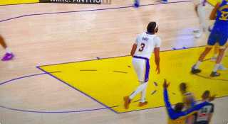 😭哎呀！浓眉走着走着脚尖杵地自己崴了