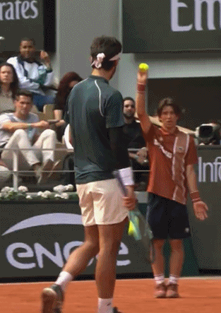 脚踢网球击中司线员！穆塞蒂：是巧合，我不想伤害任何人