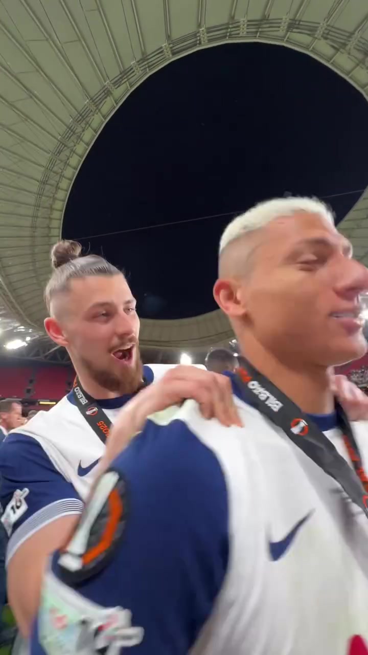 热刺社媒晒理查利森夺冠后陷入癫狂视频：撕咬金牌🥇，歇斯底里