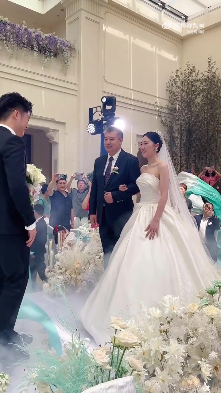 国乒总教练李隼女儿大婚 王楠张怡宁李晓霞到场 孙颖莎等视频祝福