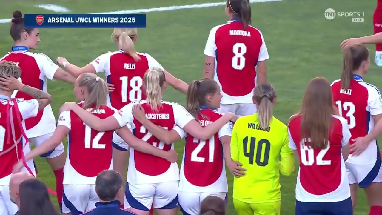 怎能不动容😭阿森纳女足逆袭夺欧冠，赛后满看台枪迷大合唱🎶